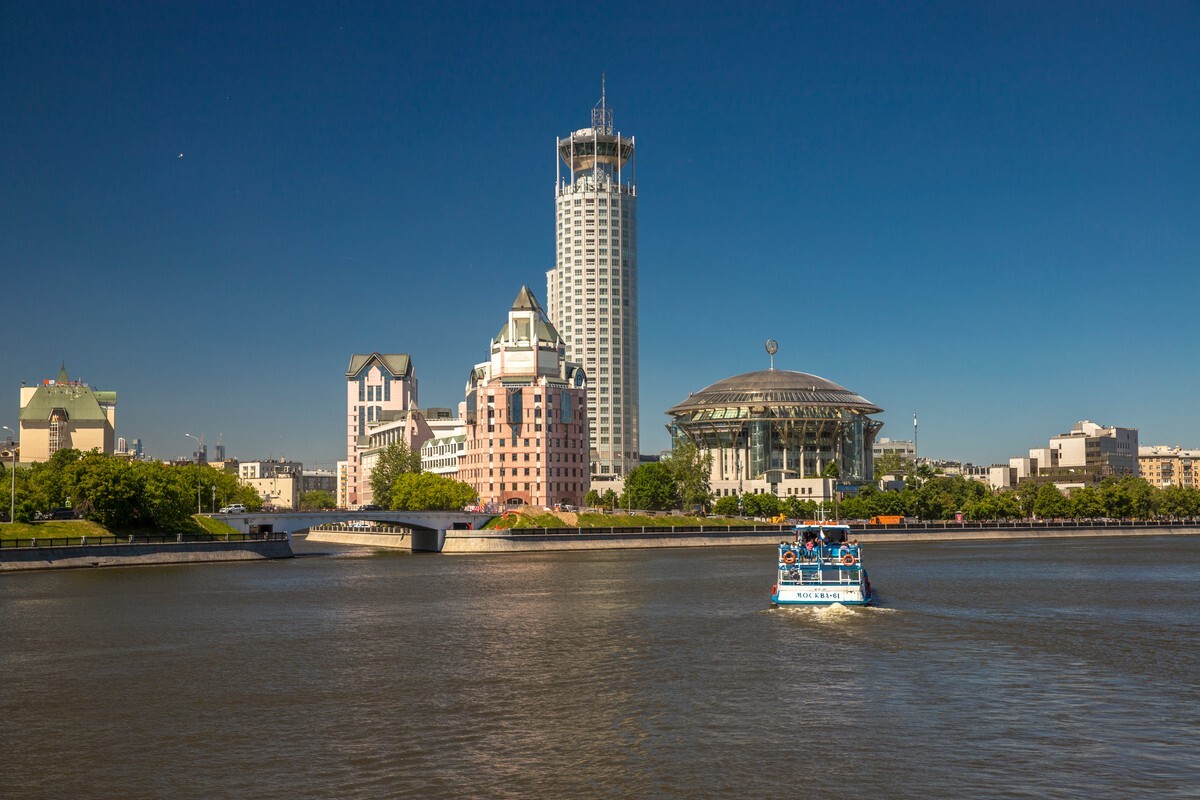 Речная прогулка по москве от зарядье. Дворец техники на берегу Москвы-реки.. На тихих берегах Москвы. Берег Москвы. "На тихих берегах Москвы... Аудио.