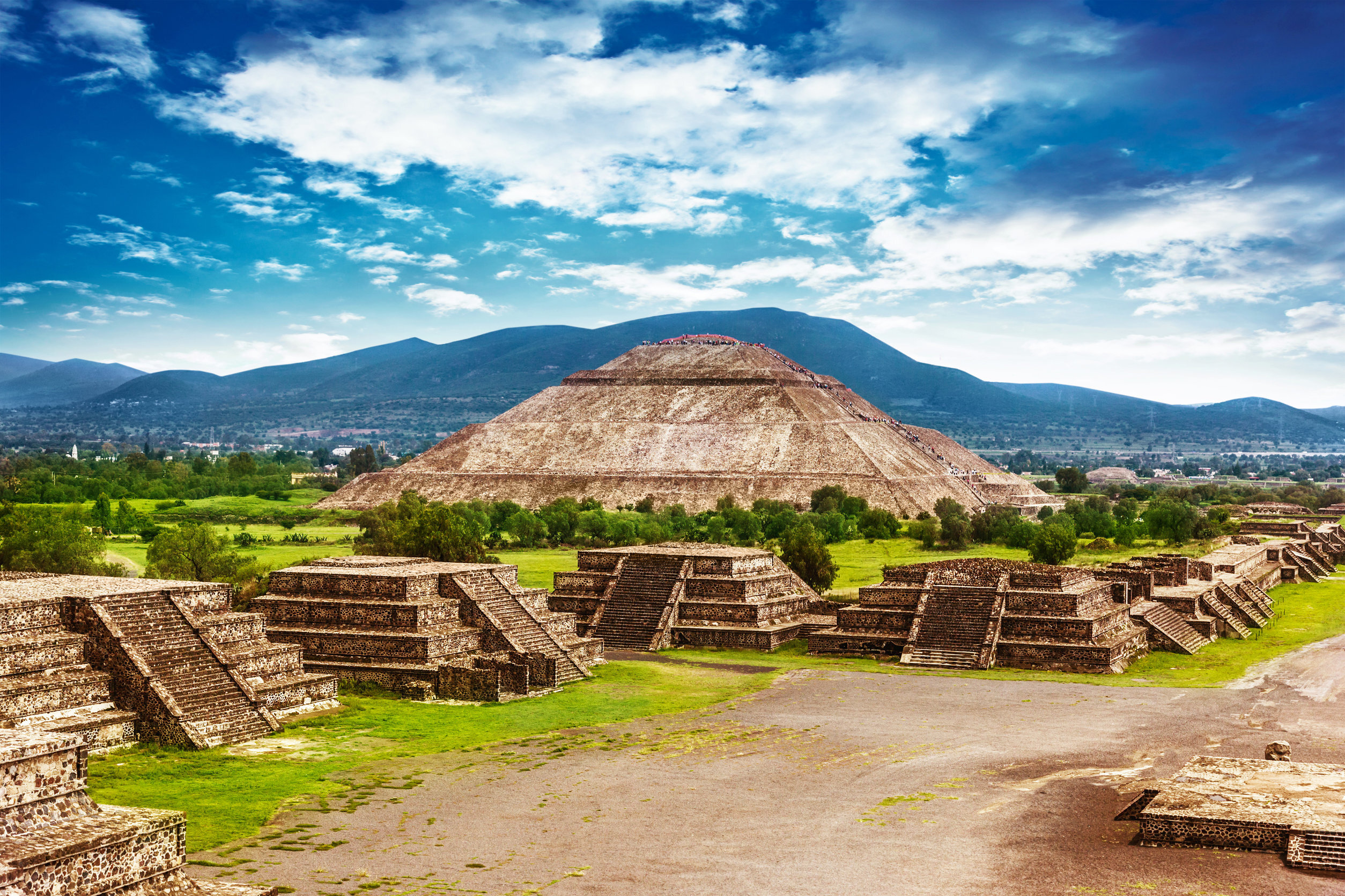 Природные объекты мексики. Пирамиды Теотиуакан Мексика. Теотиуакан Мексика пирамида солнца. Пирамиды в Мехико Теотиуакан. Теотиуакан пирамида солнца пирамида Луны.