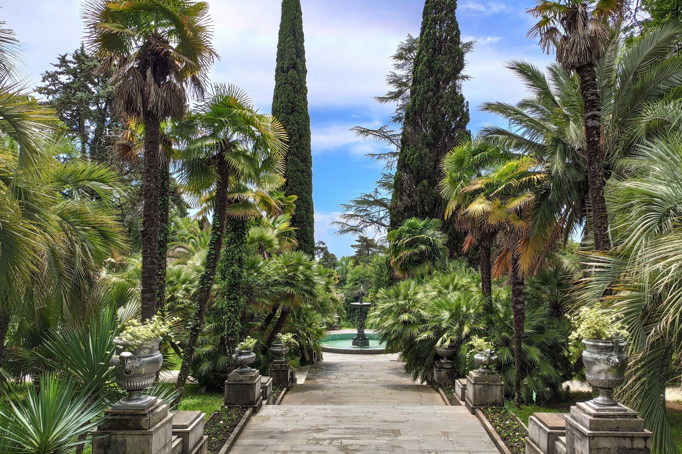 В сочи есть дендрарий. Ротонда дендрарий сочи. Сочинский национальный парк дендрарий. Оранжерея в сочинском дендрарии. Ботанический парк дендрарий в сочи.