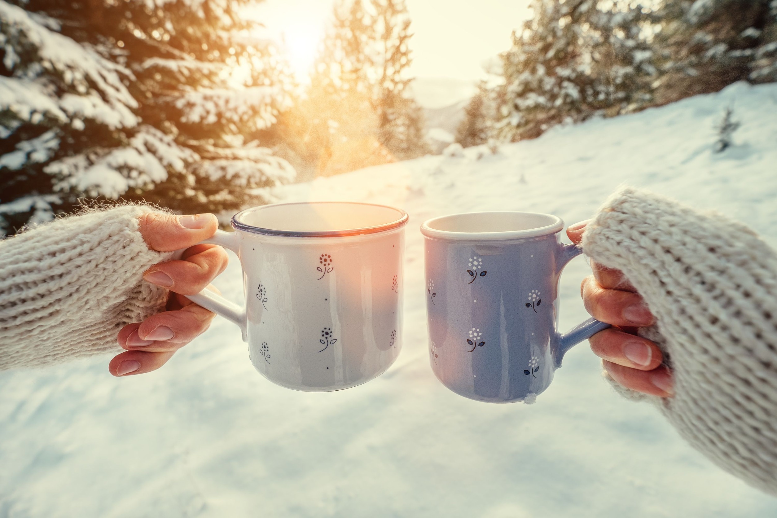 Сделай потеплее на улице. Зимнее утро. Чашка чая в руках зимой. Кофе зимой. Утро кофе зима.