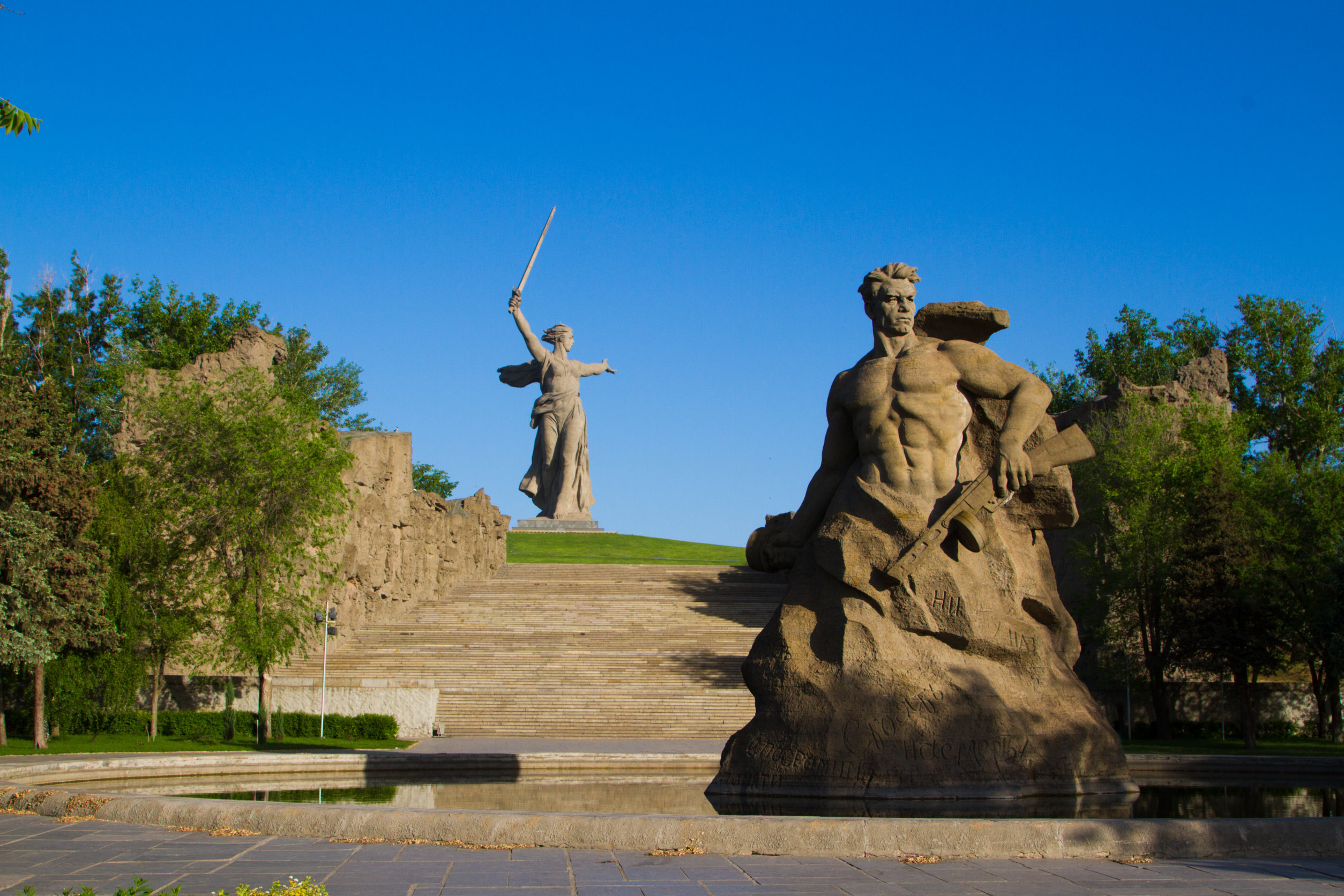 Волгоград путешественники. Площадь героев Волгоград Мамаев Курган. Мамаев Курган Волгоград экскурсии. Площадь героев на Мамаевом Кургане. Сталинград или Волгоград.