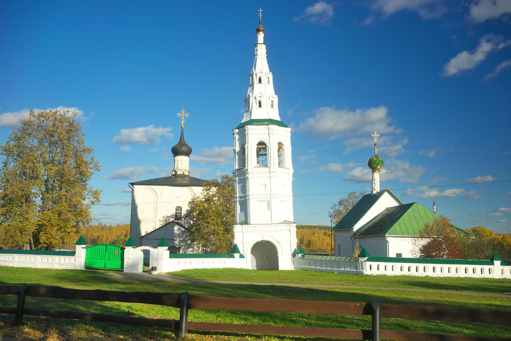 Падающая колокольня в Кидекше