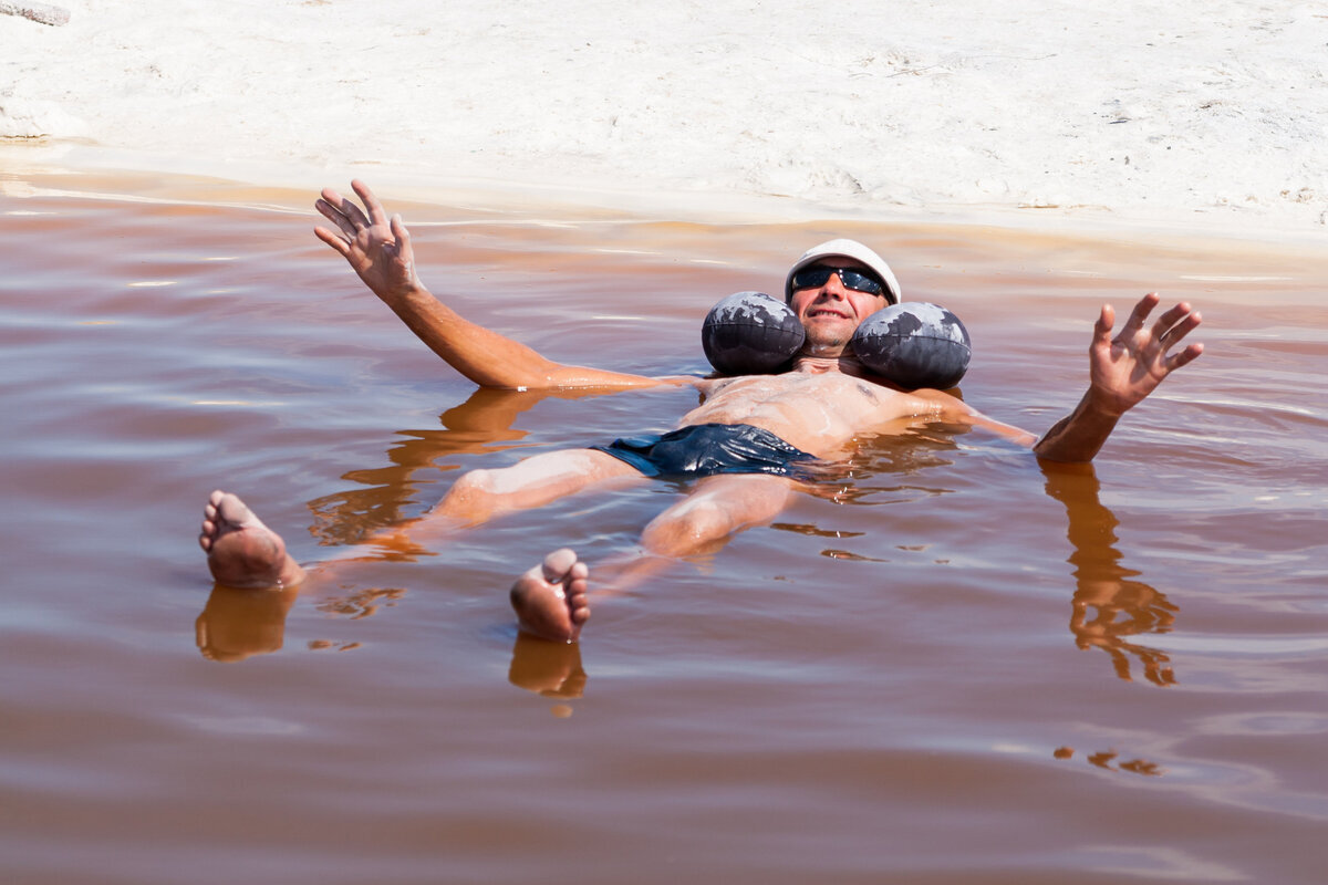 Человек лежит на соленой воде фото.