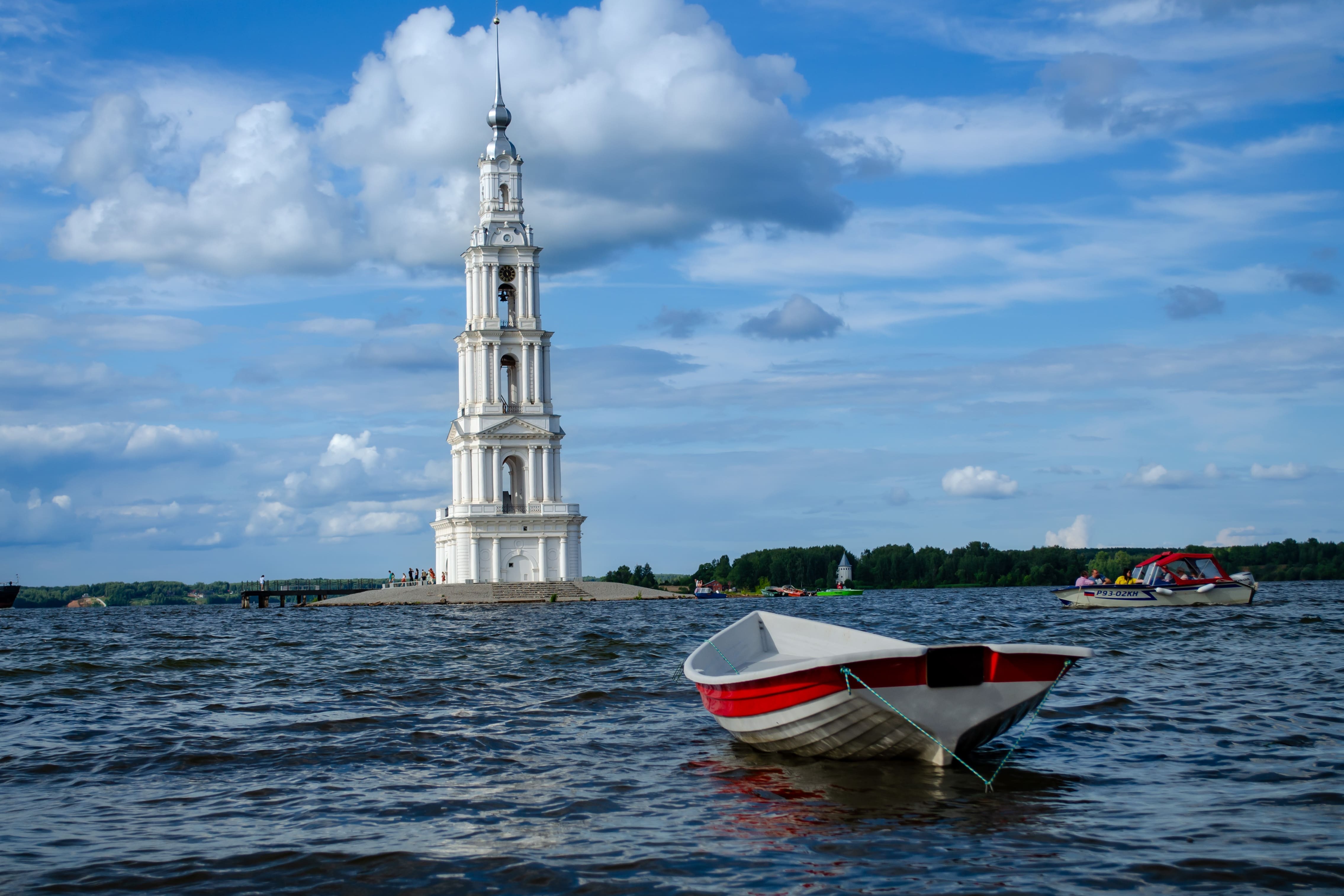 Затопленная колокольня в Калязине