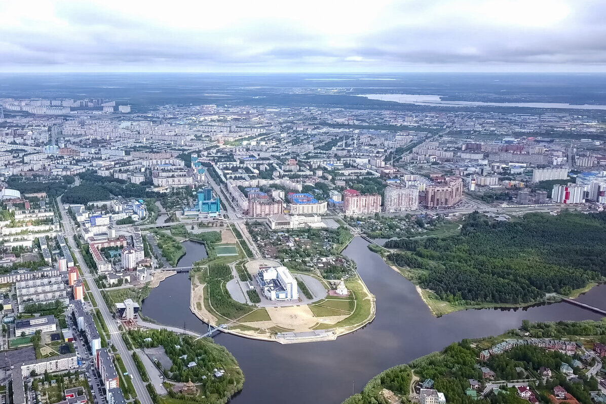 Ханты мансийск время с москвой. Сургут с птичьего полета. Сургут лето Ханты Мансийск. Сургут лето Ханты манмийс. Сургут с высоты птичьего полета.