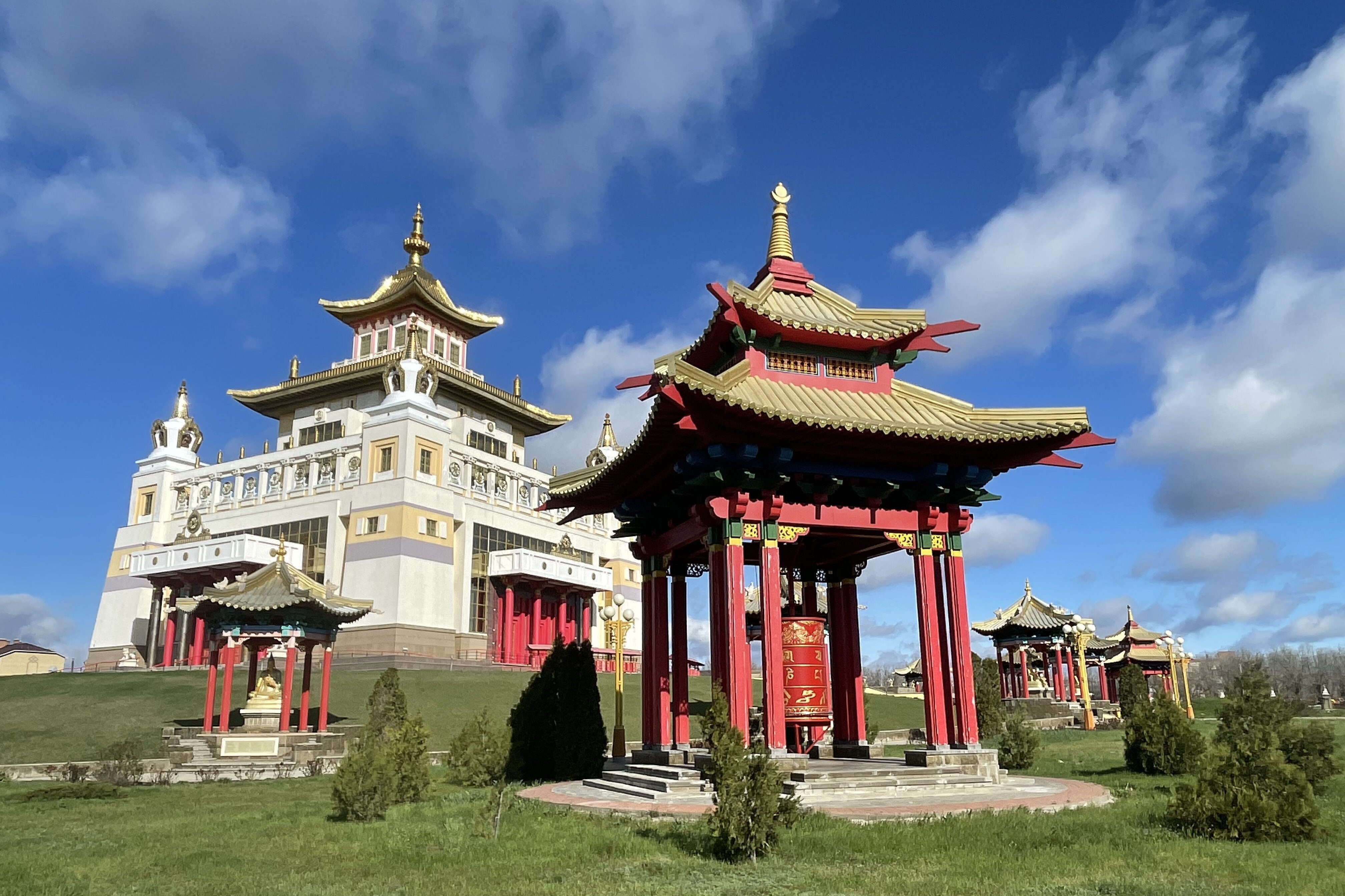 Хурул в элисте. Золотая обитель будды в элисте. Золотая обитель будды шакьямуни. Калмыкия ю. Калмыкия ю.