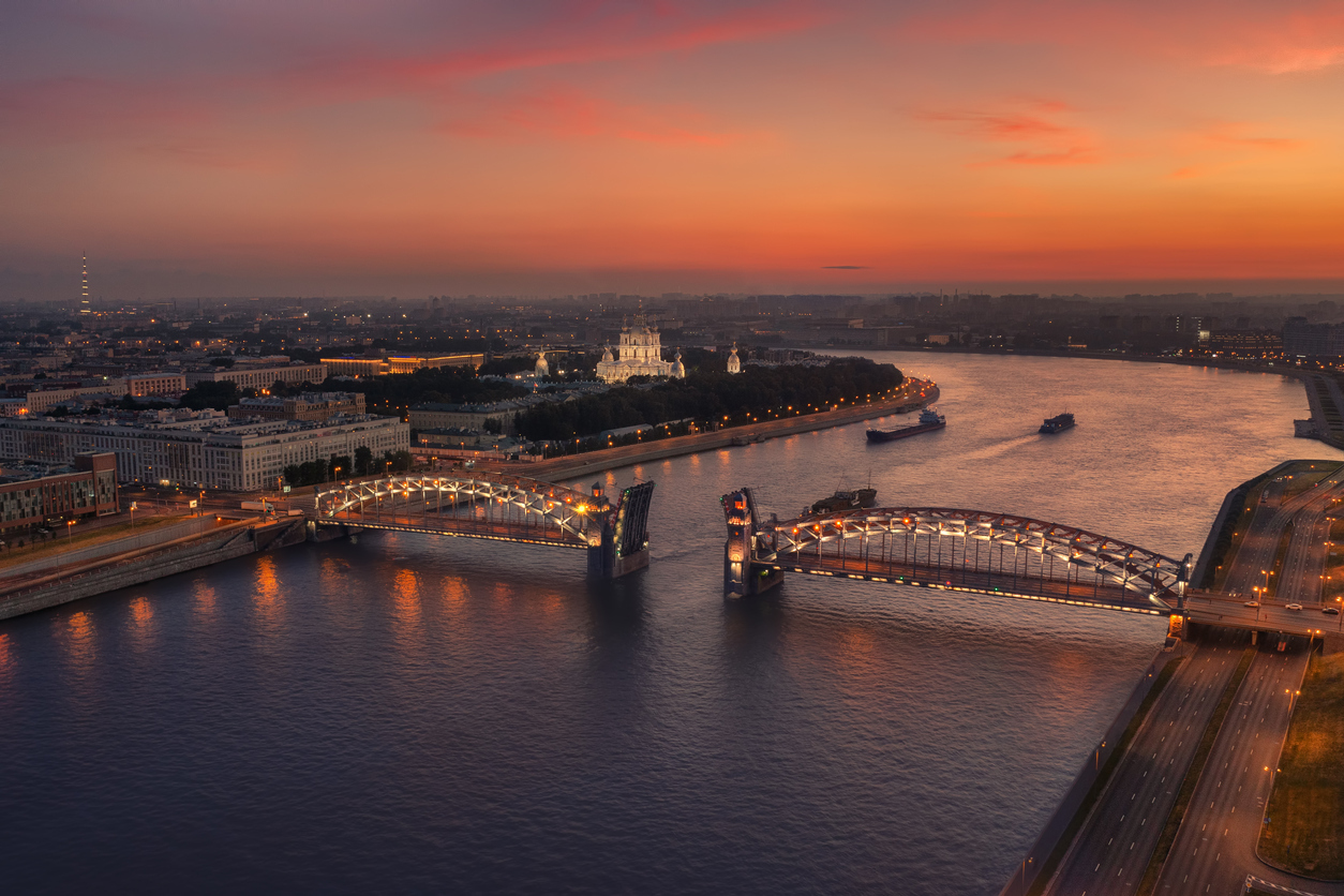 Мост Петра Великого в Санкт Петербурге