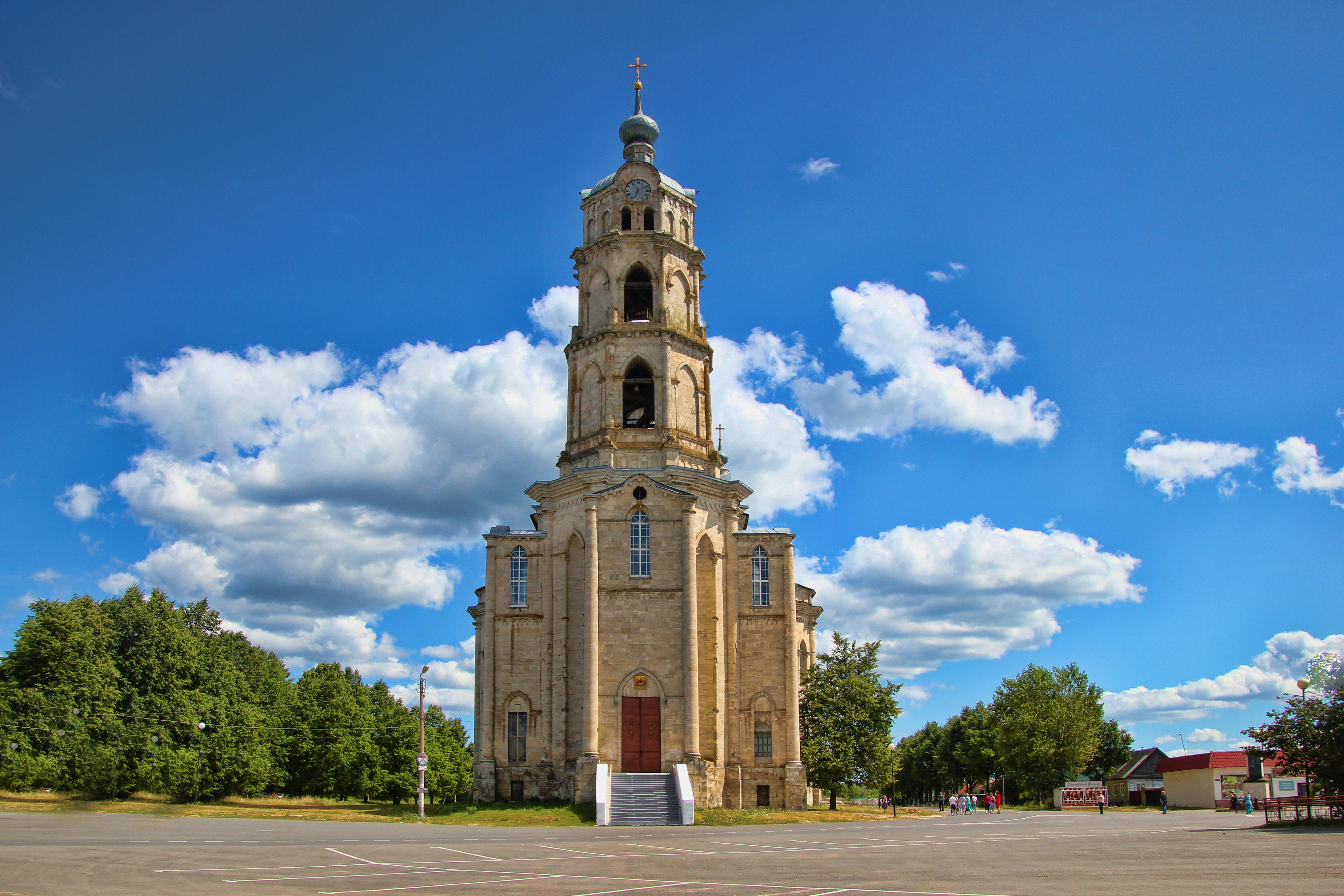 Готический храм Гусь Железный