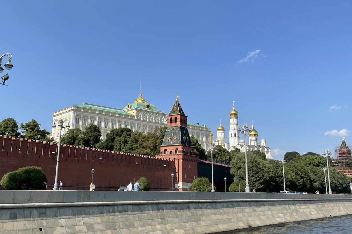 Утро красит нежным цветом стены древнего кремля. Обзорная экскурсия по москве. утро стены древнего кремля. обзорная экскурсия по москва реке в 5 часов. утро на москве реке.