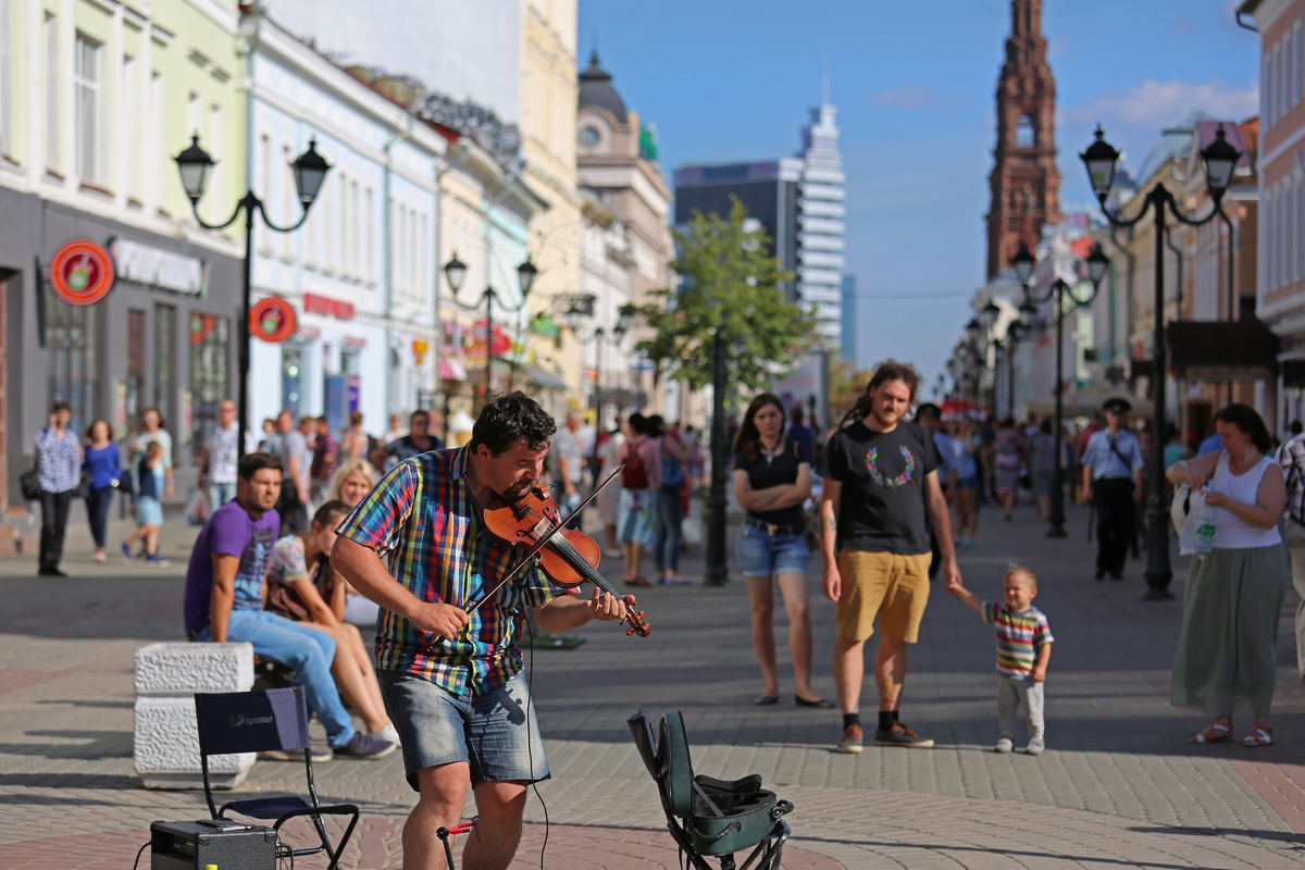 Прохожие на улицах города