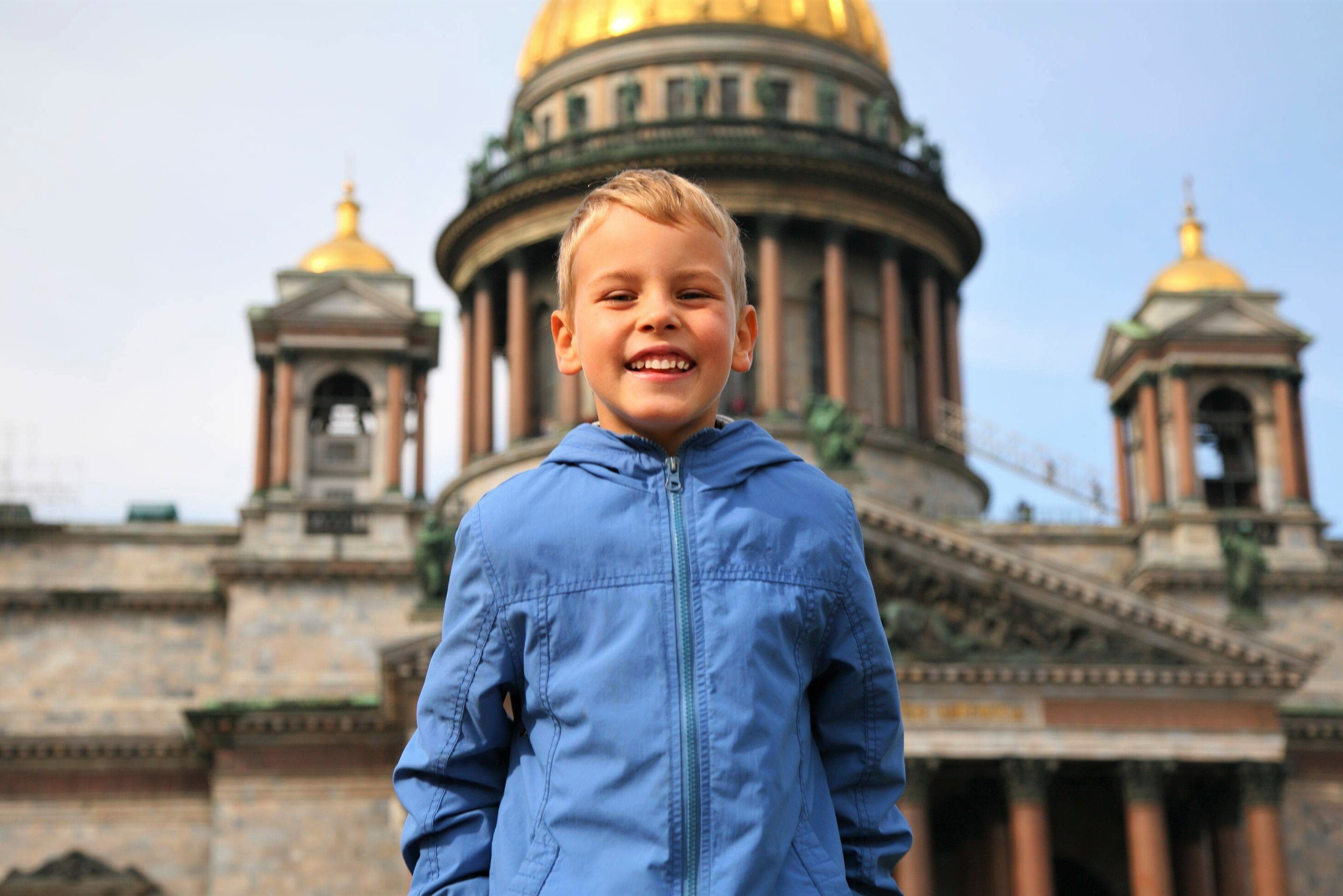 3 дня в питере с детьми. Санкт-Петербург для детей. Дети на экскурсии. Дети на фоне достопримечательностей. Санкт-Петербург люди.