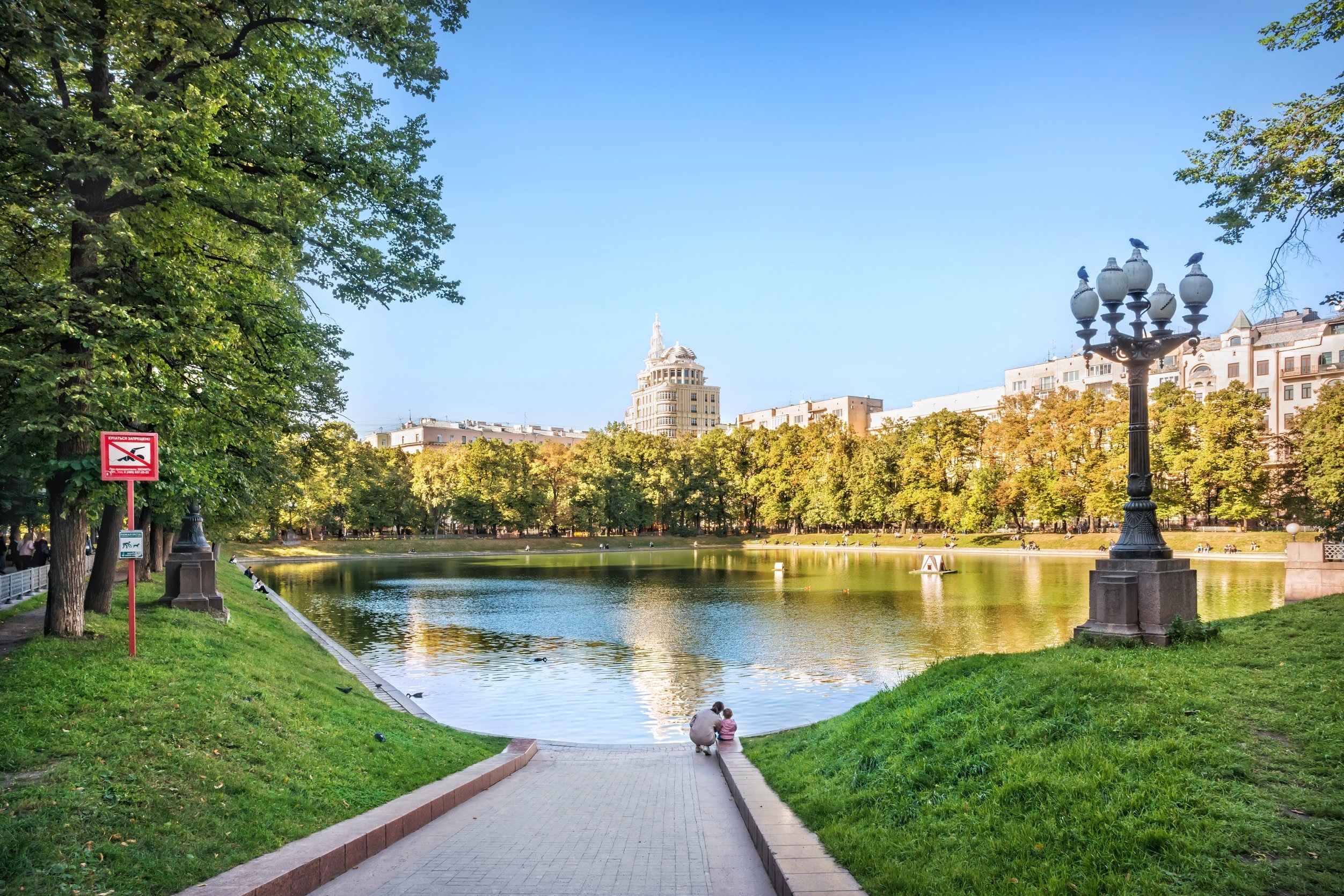 Патриаршие патрики. Парк Патриаршие пруды Москва. Сквер Патриаршие пруды. Патриаршие пруды Москва 2021. Патриаршие пруды пруд.