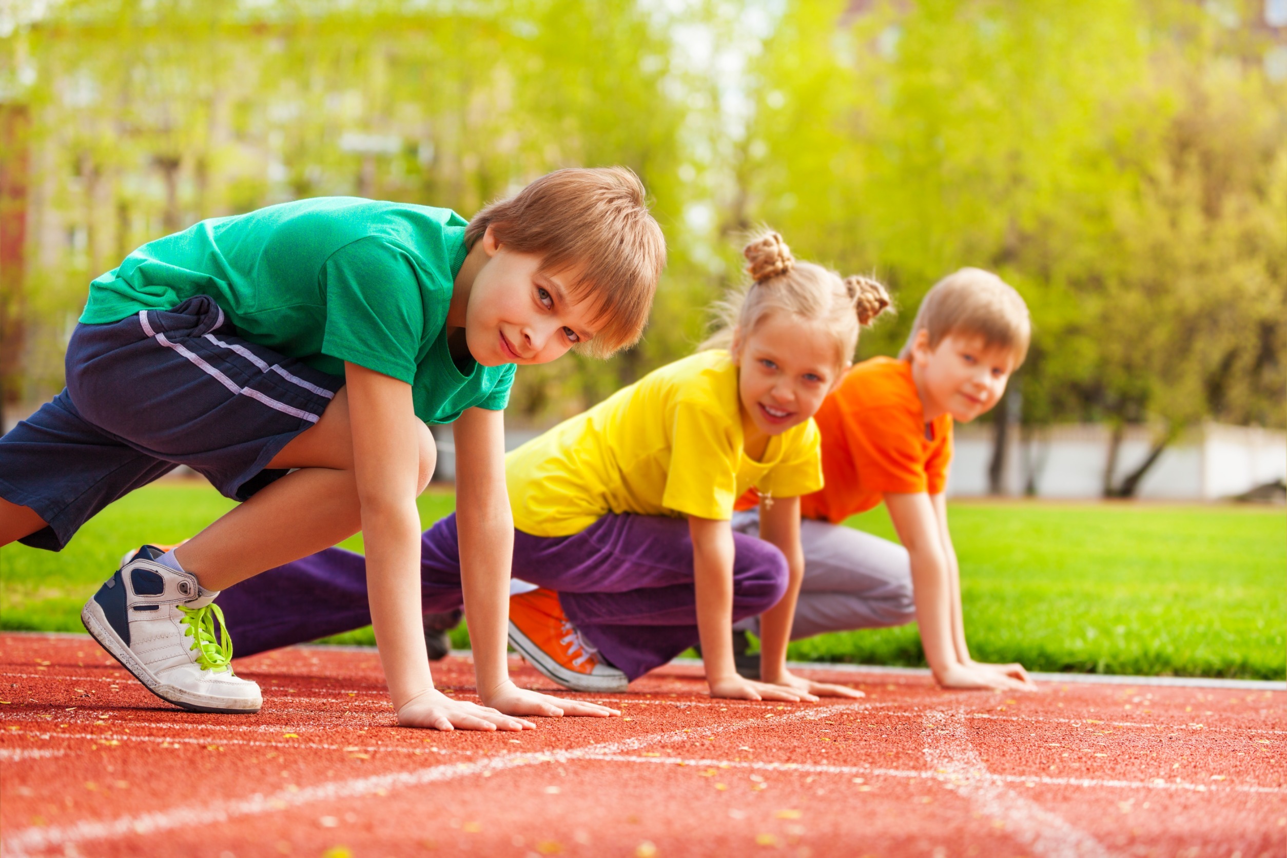 Лето перед школой. Спортивные дети. Занятие физкультурой. Дети на физкультуре. Спортивные занятия на свежем воздухе дети.