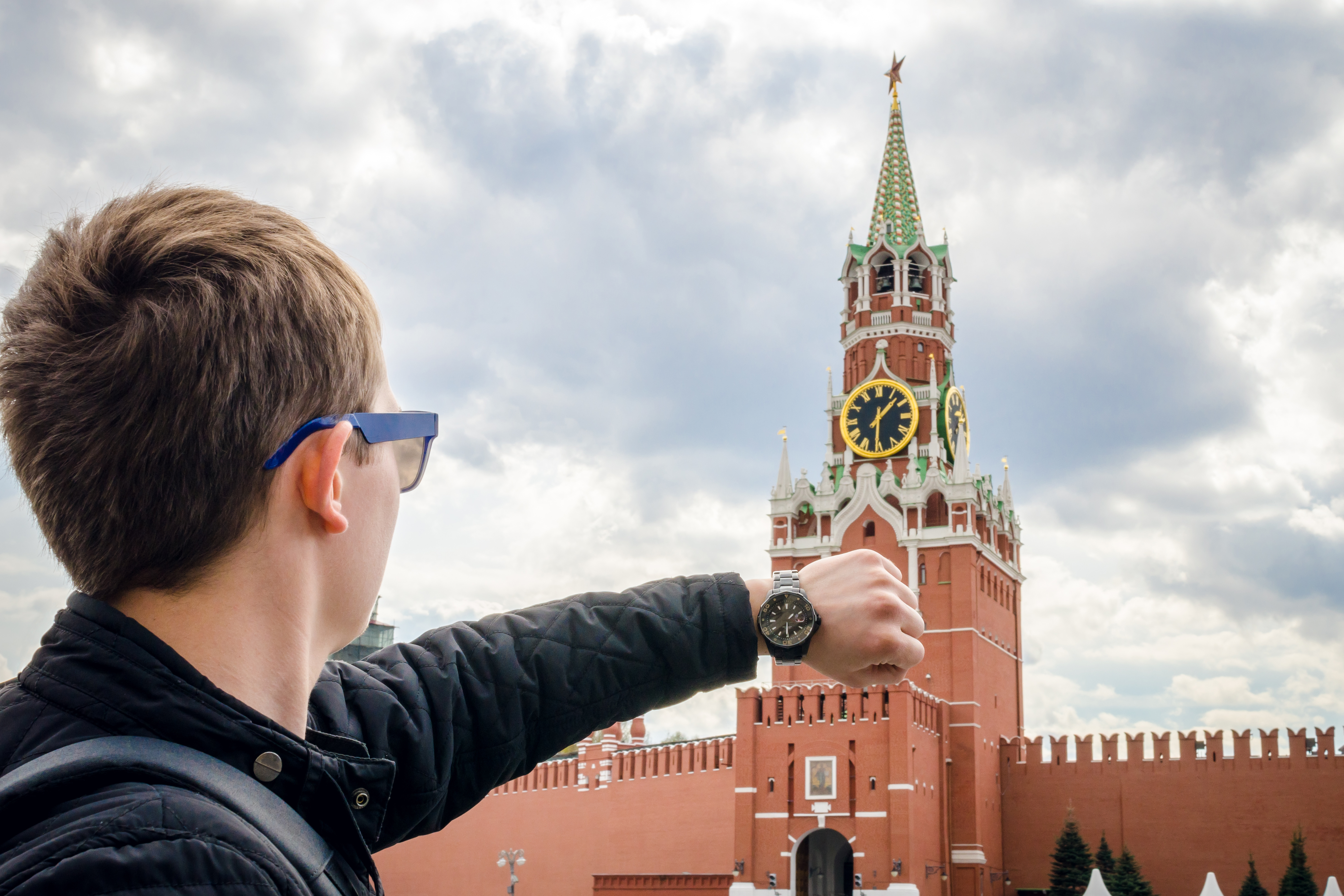 Результаты кремлевской. Селфи на фоне Кремля. Чел на фоне Кремля. Мужик на фоне Кремля. Фотосессия на фоне Кремля.