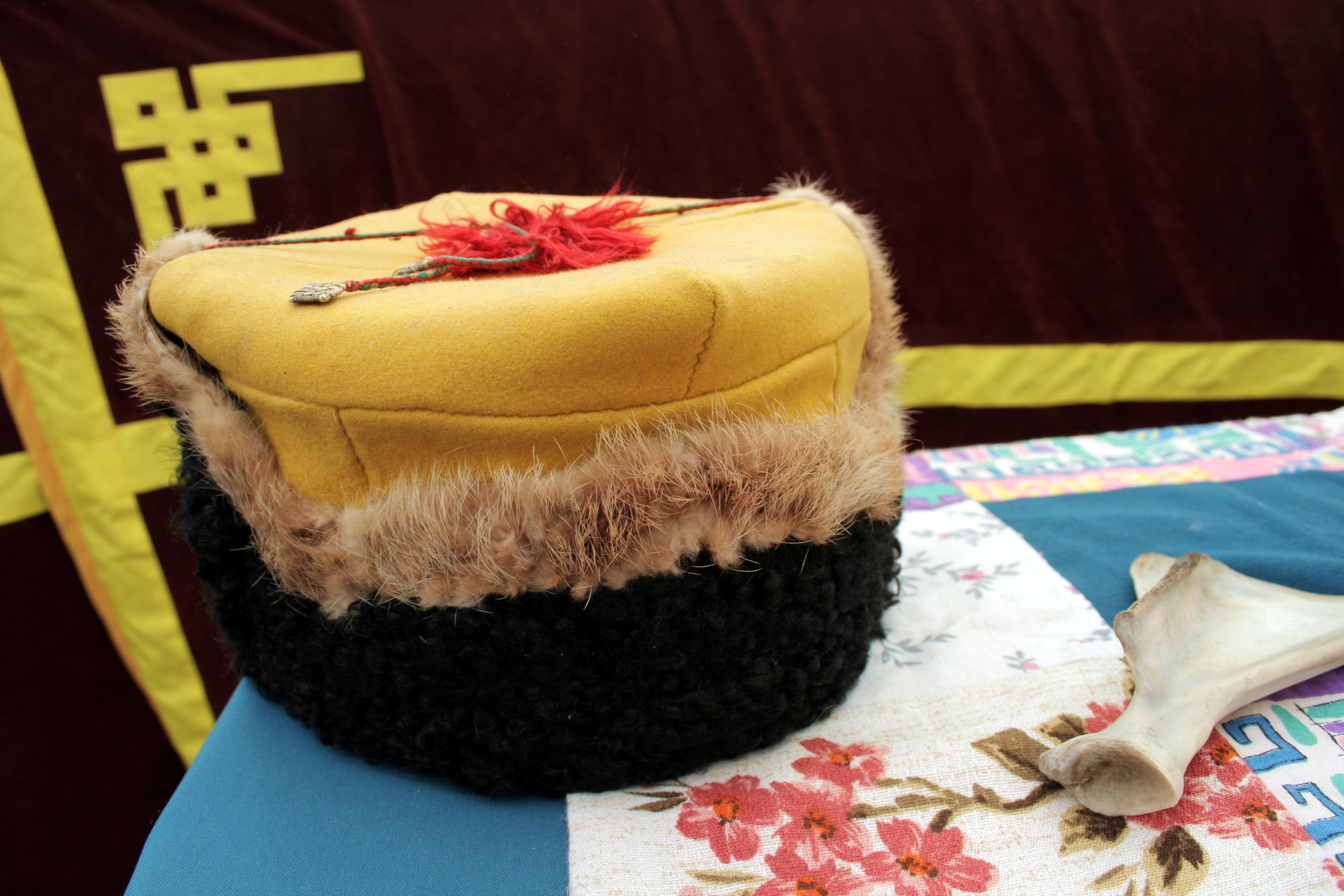 Бурятский малгай. Калмыцкие головные. Калмыкия национальные головные уборы. Калмыкия калмычка. Калмыцкий национальный головной убор.