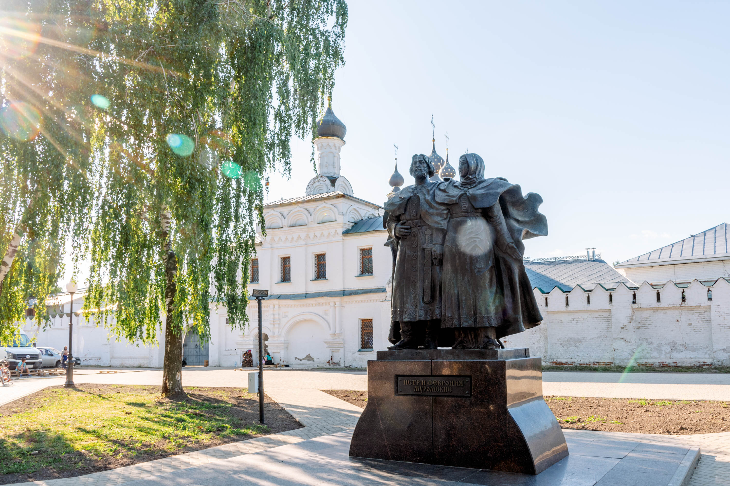 Памятник февронии в муроме. Скульптура Петра и Февронии в Муроме. Муром памятник Петру и Февронии.