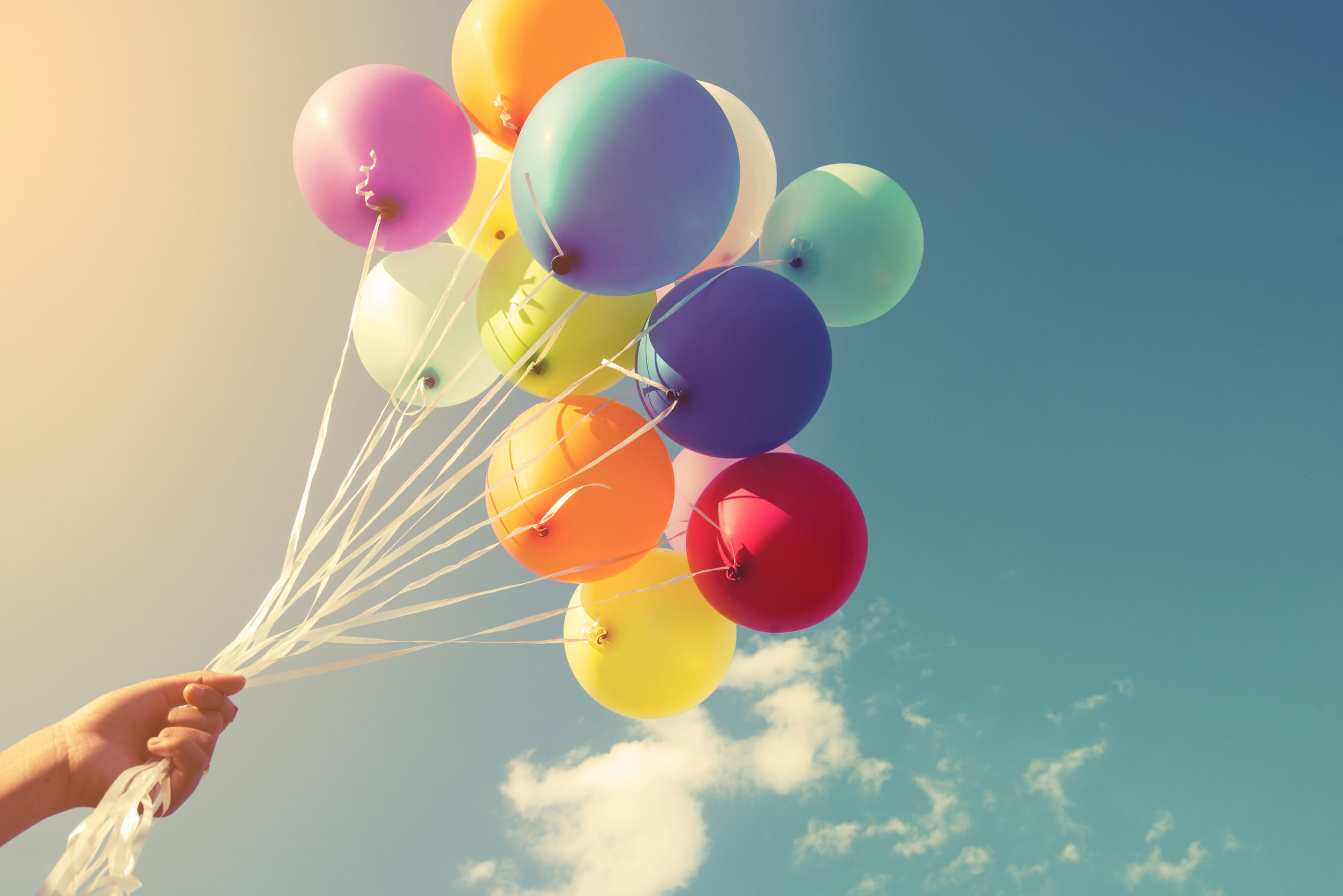 День рождения воздуха. Воздушный шарик. Шары воздушные в воздухе. Шарики в небе. Воздушные шары в руке.