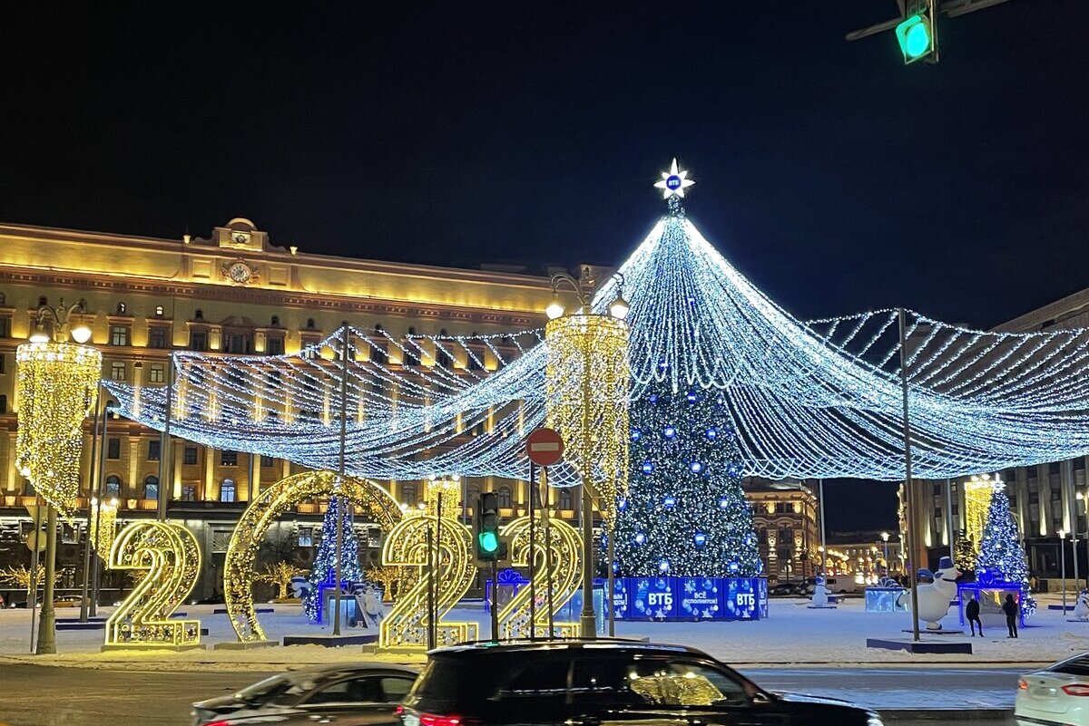 Москва 2024 года фото. Новогодняя Москва. Новогодний город Москва. Москва новый год. Новогодняя крыша в Москве.