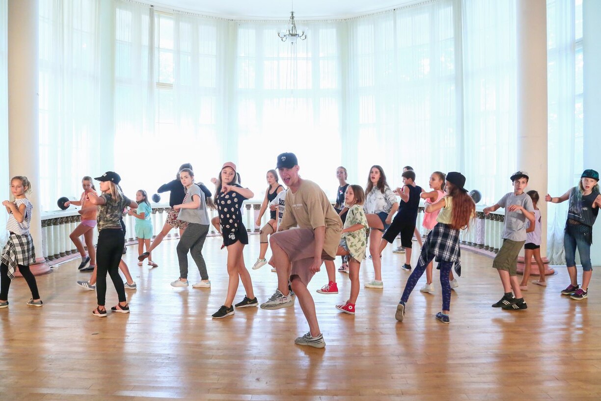 Про танцы лагерь. Танцевальный лагерь Dancing Village. Танцевальный лагерь в Подмосковье на лето 2023. Летний интенсив танцевальный лагерь. Школа танцев лето.