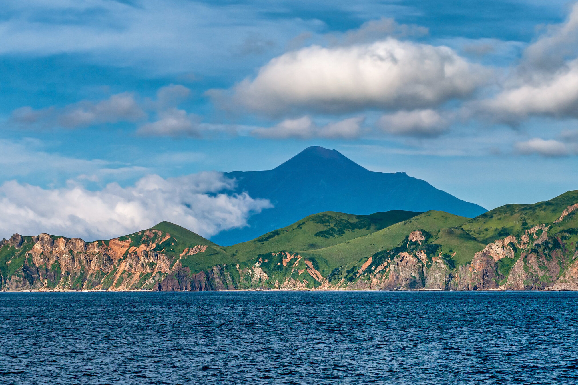 Курильские острова северо курильск. Итуруп город курильск. Остров кунашир южно курильск. Сахалинская область остров итуруп. Южно курильск остров итуруп.