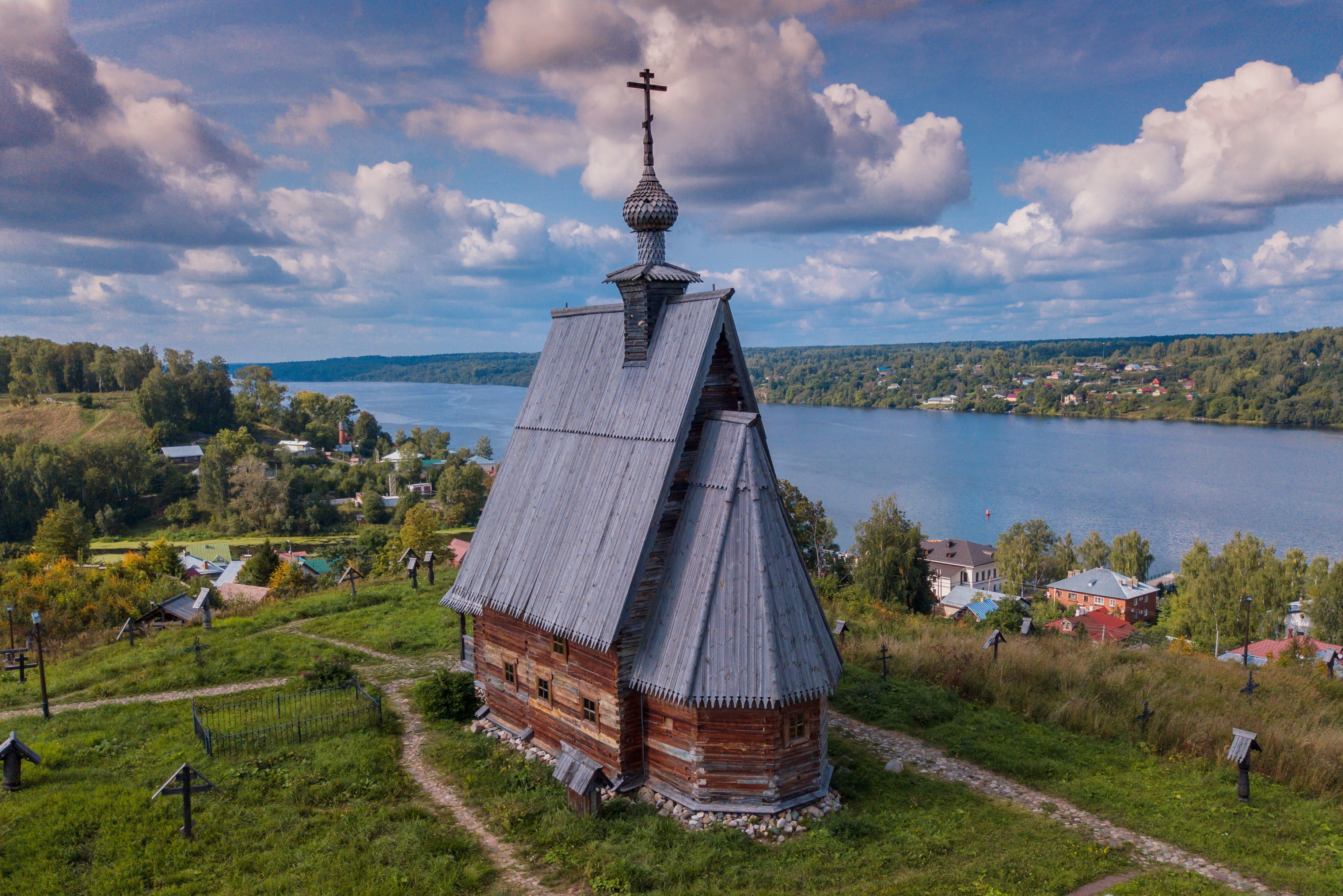 Деревня рядом с плесом