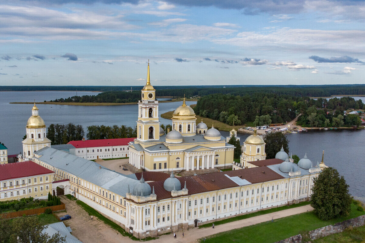 Нило Столобенская пустынь на озере Селигер