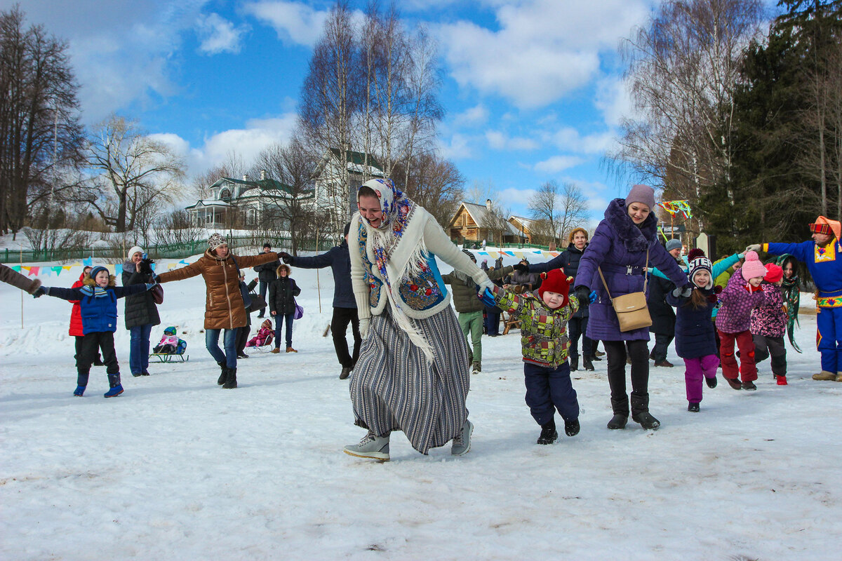 Масленица в ижевске 2022. Масленица в александрове 2024. Масленица в 2023 в усадьбе деда мороза в кузьминках. Народное гуляние. Масленица в александрове 2024.