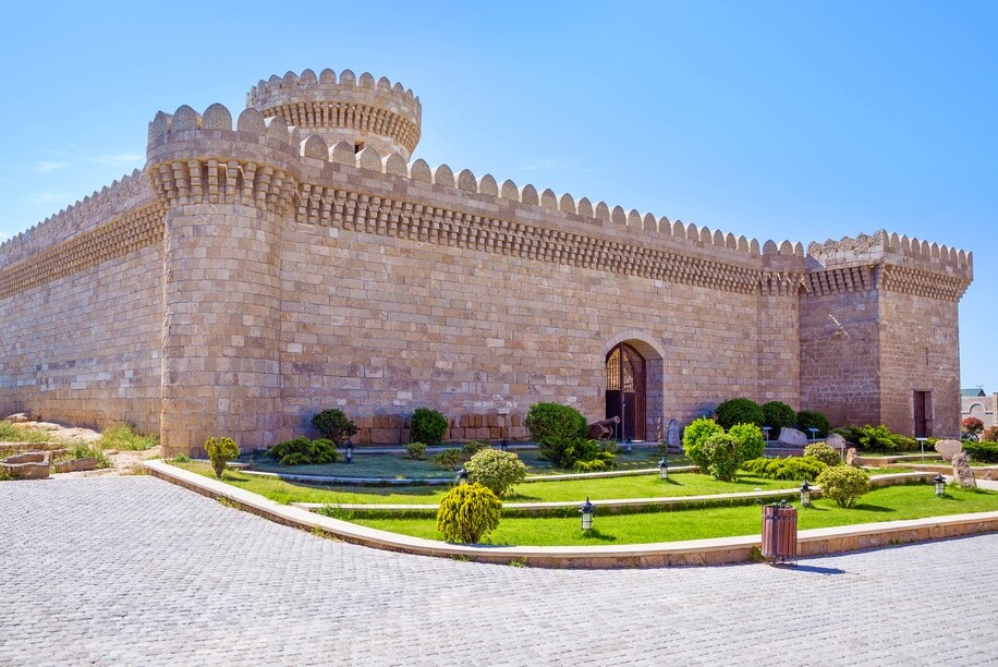 азер столица азербайджана. комплекс гала баку. туры в азербайджан с перелетом. баку город. баку залив.