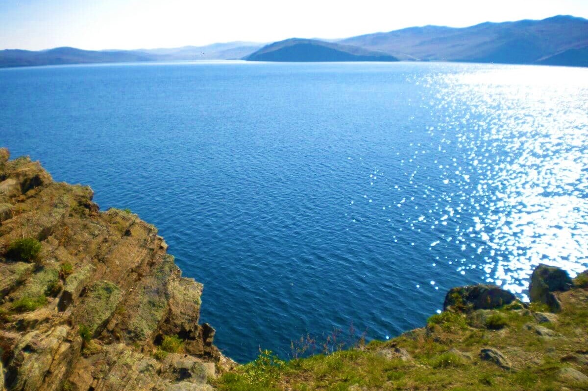 Озеро байкал отдых цены лето. Озеро Байкал. Байкал солнечное озеро. Байкал 2022 лето. Озеро Байкал в июле.